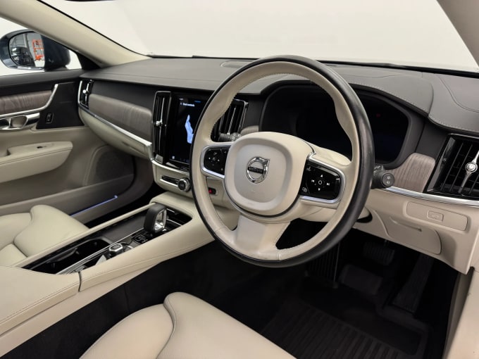 2022 Volvo V90