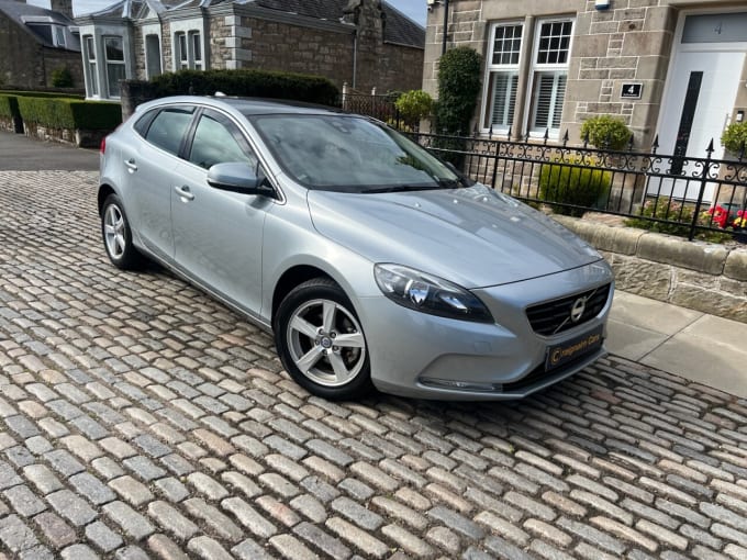 2025 Volvo V40