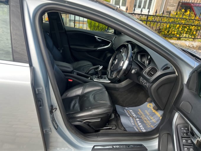 2025 Volvo V40