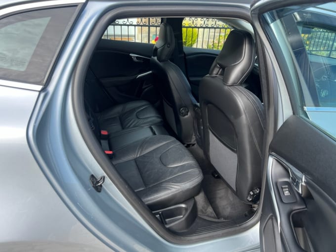 2025 Volvo V40