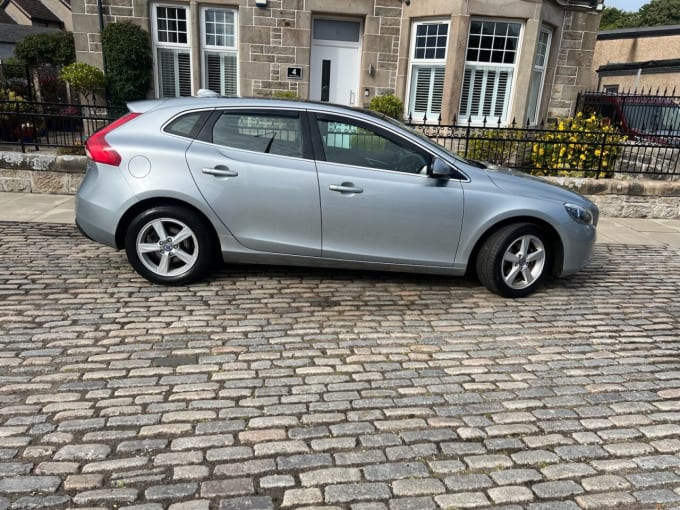 2025 Volvo V40