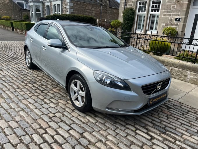 2025 Volvo V40