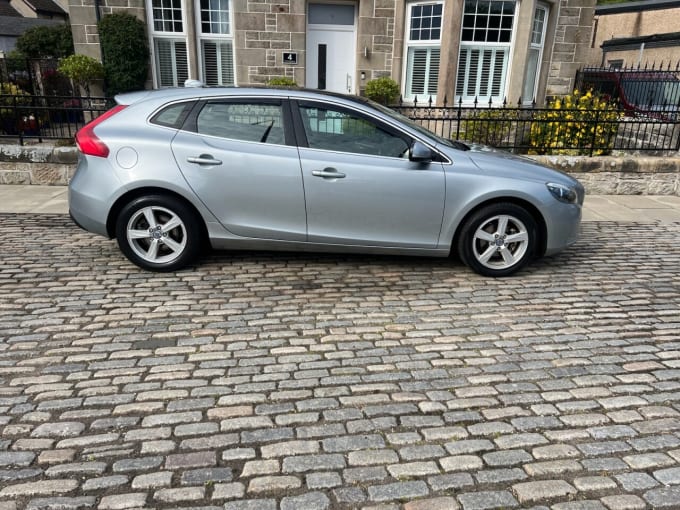 2025 Volvo V40