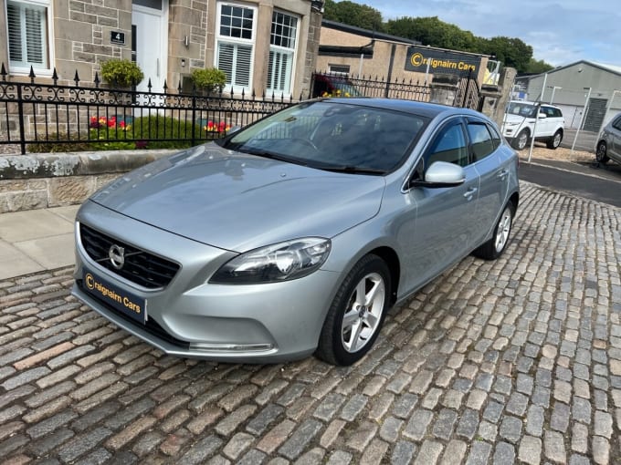 2025 Volvo V40