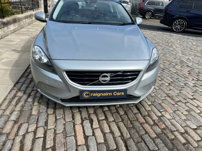 2025 Volvo V40
