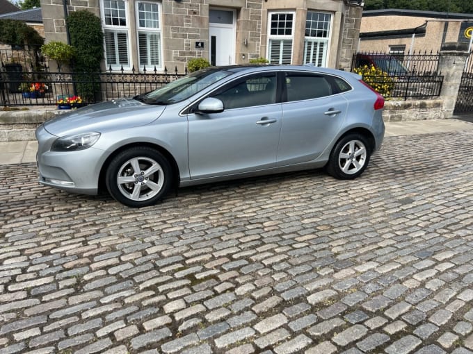 2025 Volvo V40