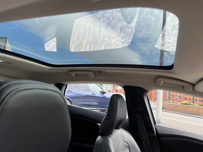2025 Volvo V40