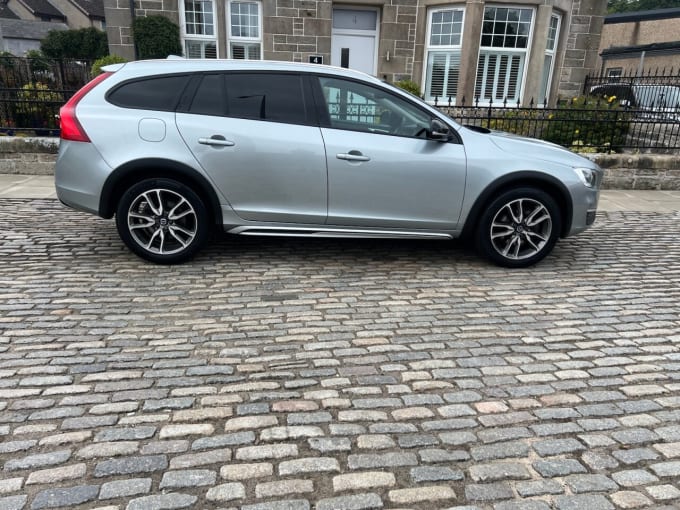 2025 Volvo V60 Cross Country