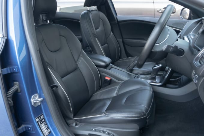 2025 Volvo V40