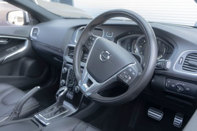 2025 Volvo V40
