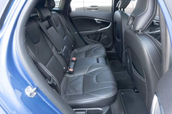 2025 Volvo V40
