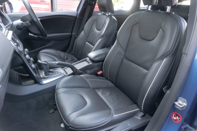 2025 Volvo V40