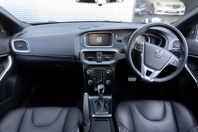 2025 Volvo V40