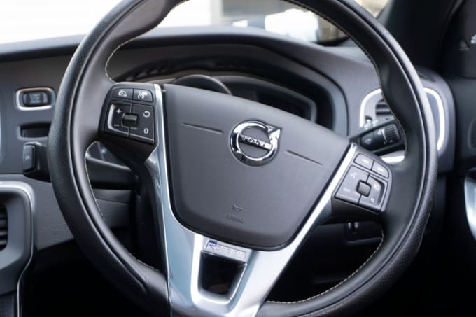 2025 Volvo V40