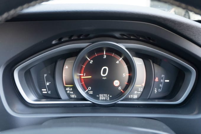 2025 Volvo V40