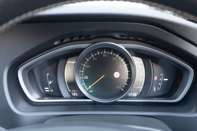 2025 Volvo V40