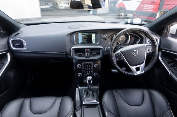 2025 Volvo V40