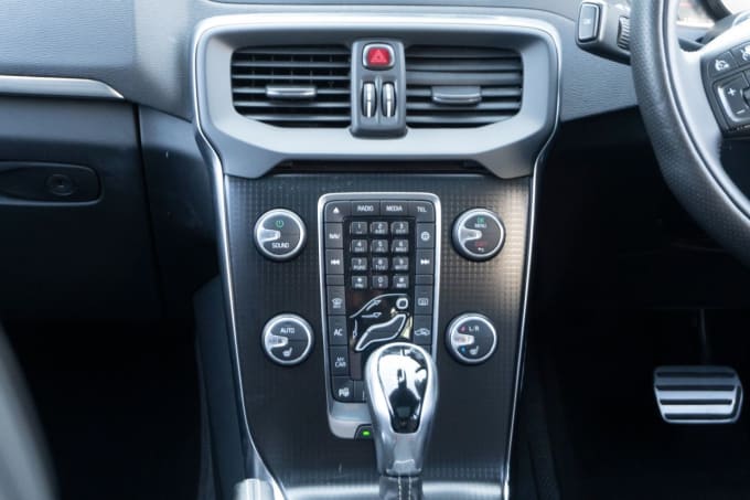 2025 Volvo V40