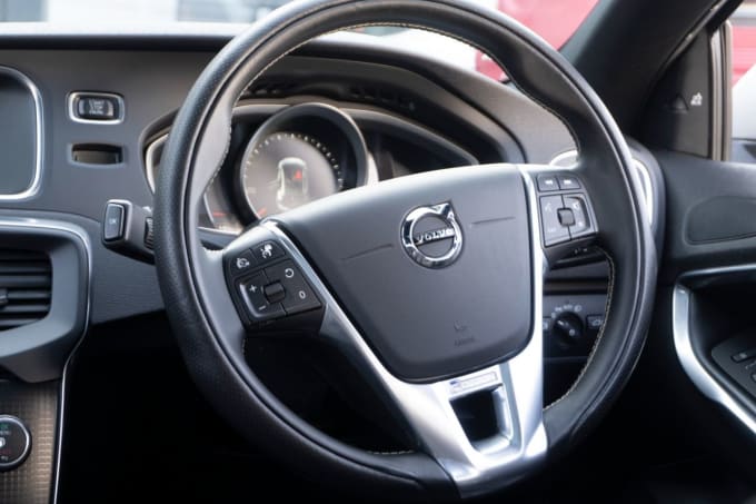 2025 Volvo V40