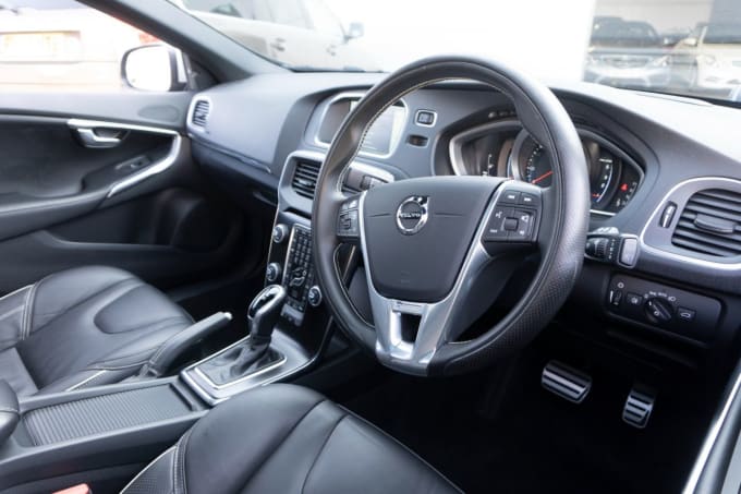2025 Volvo V40