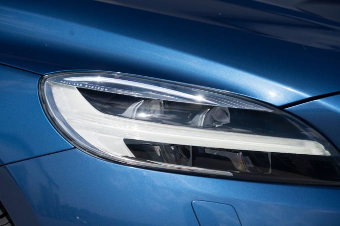 2025 Volvo V40