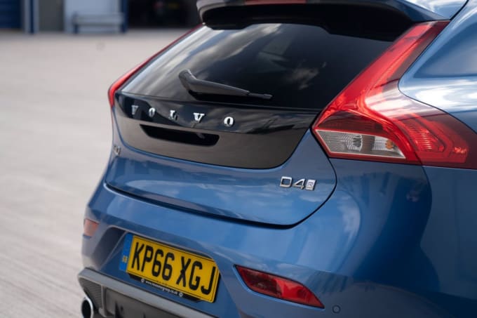 2025 Volvo V40