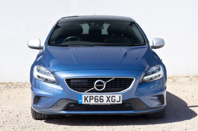 2025 Volvo V40
