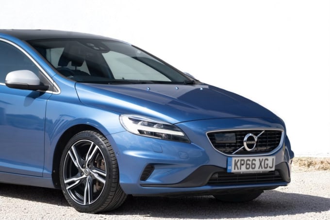 2025 Volvo V40
