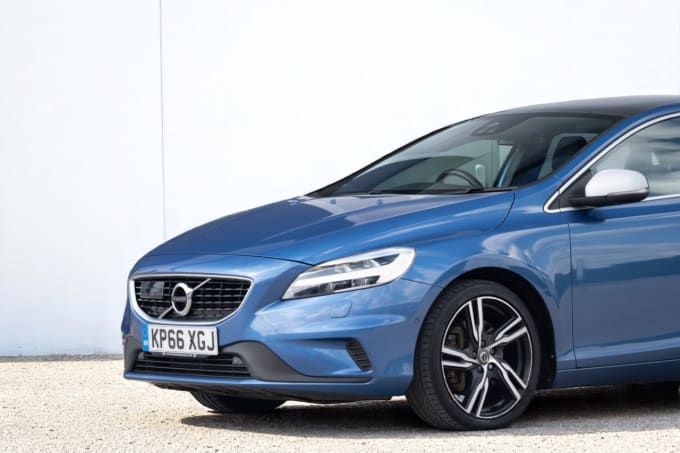 2025 Volvo V40