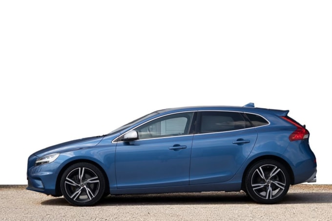 2025 Volvo V40