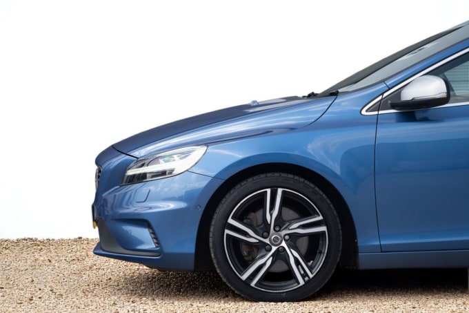 2025 Volvo V40
