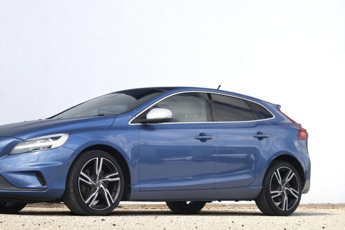 2025 Volvo V40