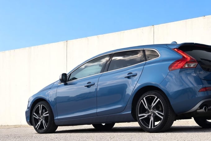 2025 Volvo V40