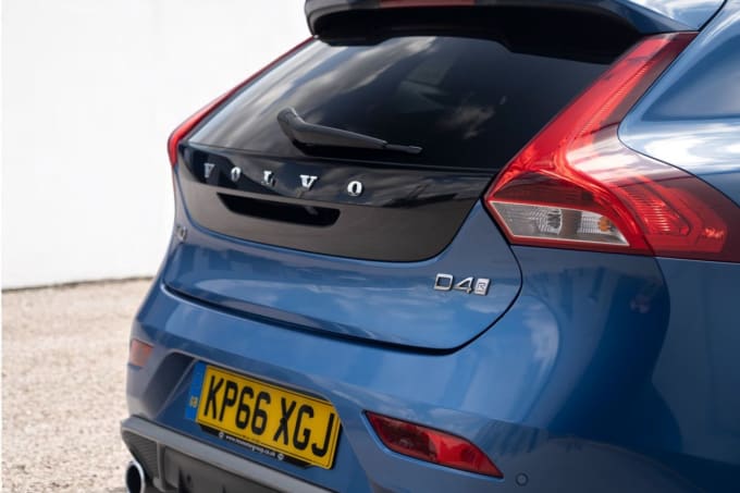 2025 Volvo V40