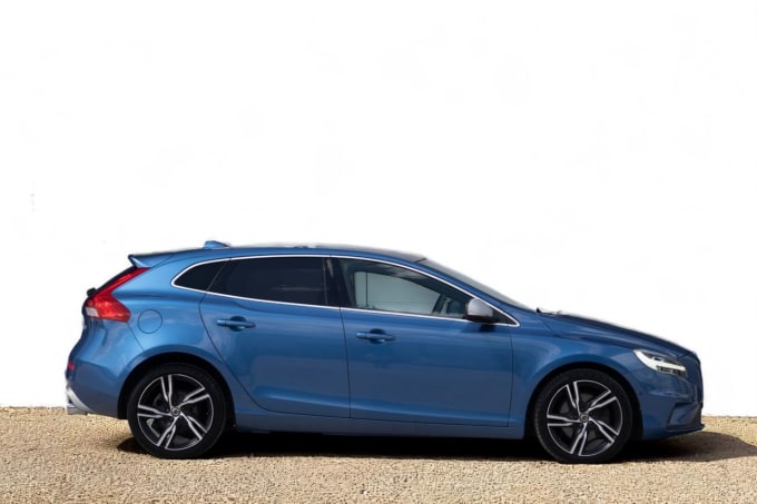 2025 Volvo V40