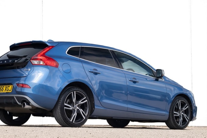 2025 Volvo V40