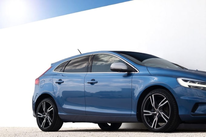2025 Volvo V40