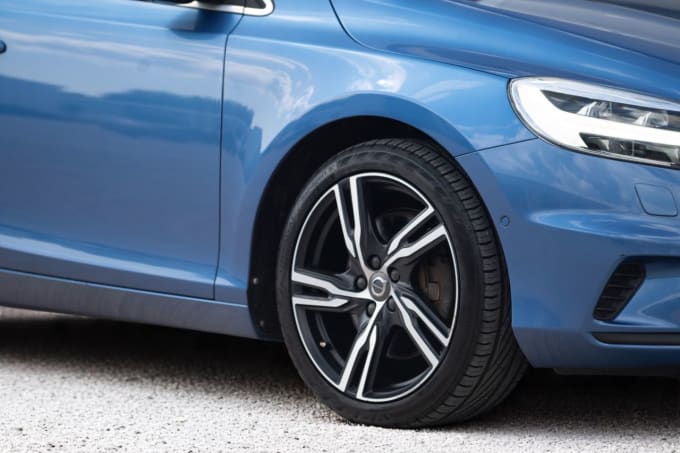 2025 Volvo V40