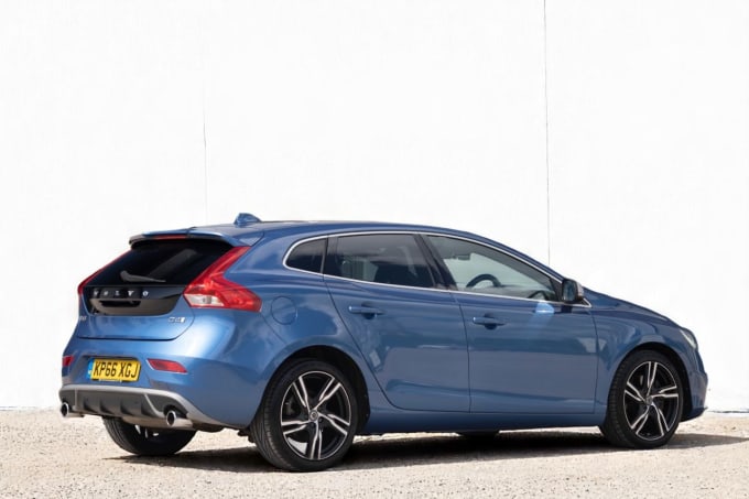 2025 Volvo V40