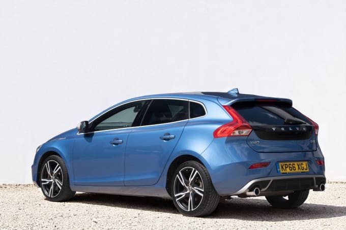 2025 Volvo V40