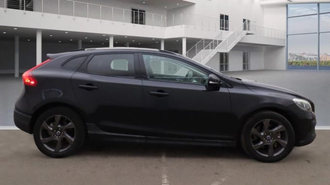2025 Volvo V40 Cross Country