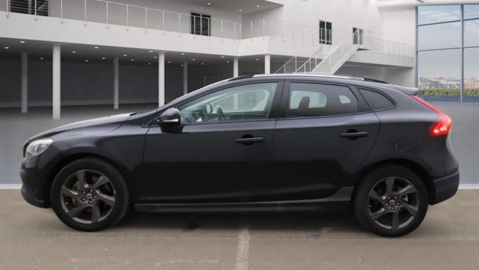 2025 Volvo V40 Cross Country
