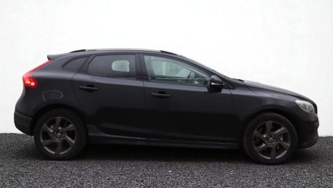 2025 Volvo V40 Cross Country