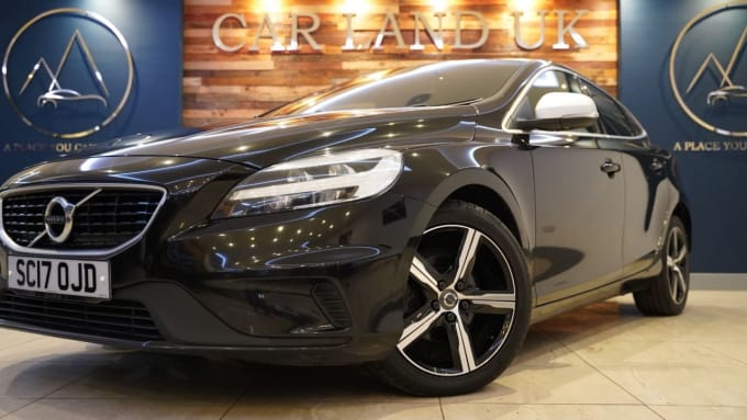 2025 Volvo V40