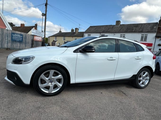 2025 Volvo V40 Cross Country