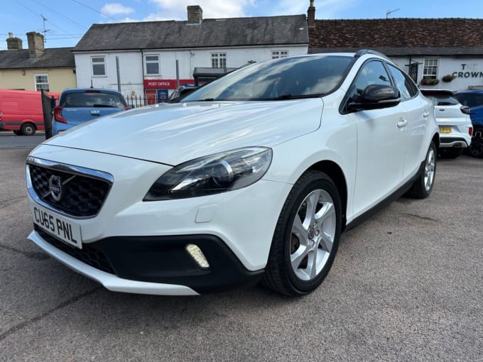 2025 Volvo V40 Cross Country