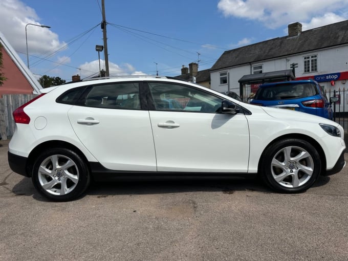 2025 Volvo V40 Cross Country