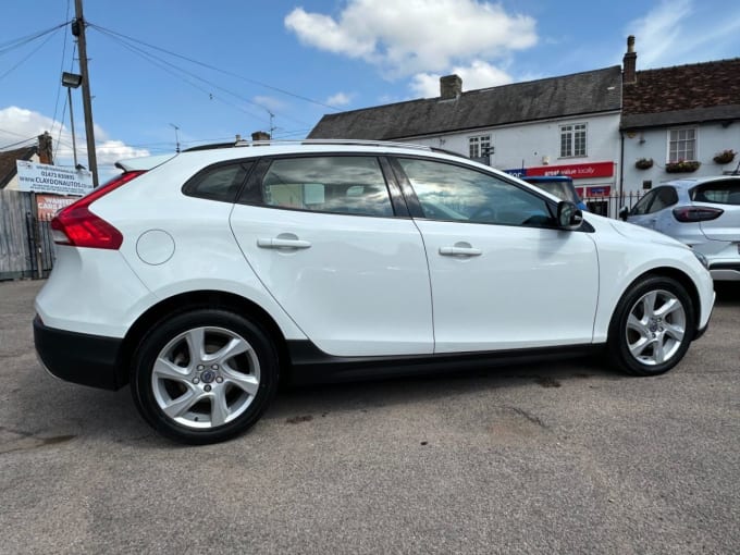 2025 Volvo V40 Cross Country