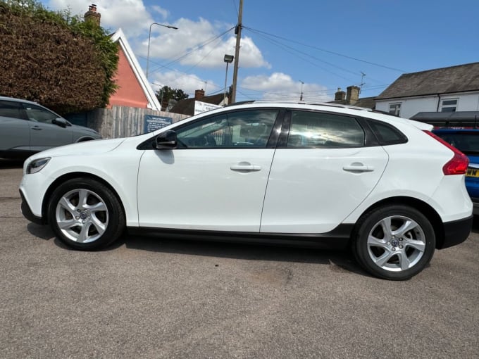 2025 Volvo V40 Cross Country