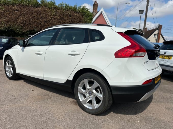 2025 Volvo V40 Cross Country